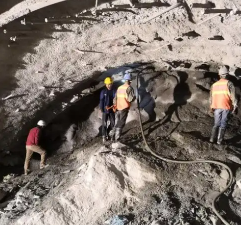 安宁拱顶带模注浆料的施工流程及注意事项